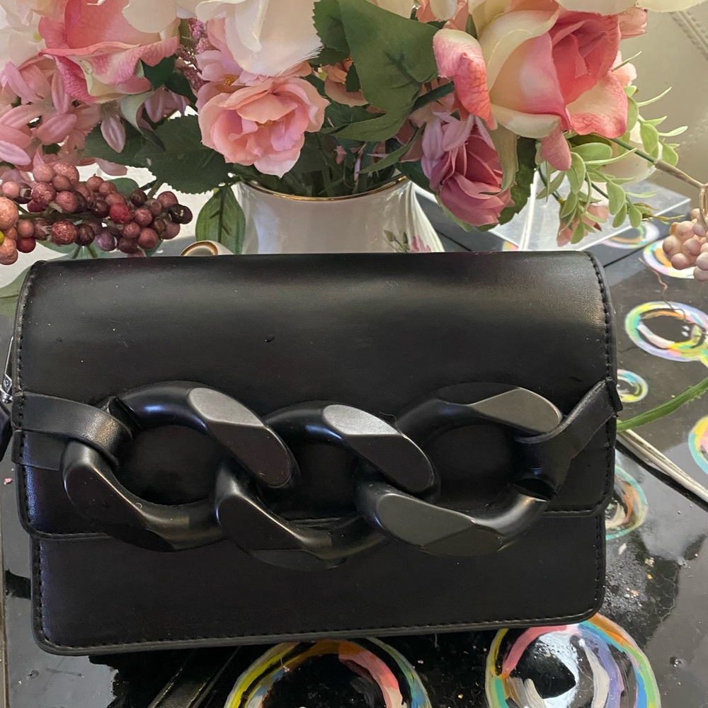 Sleek Black Crossbody Bag with Braided Design